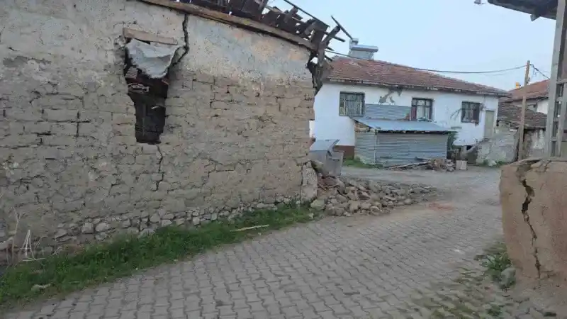 Tokat’ta korkutucu depremin izleri gün ağarınca ortaya çıktı