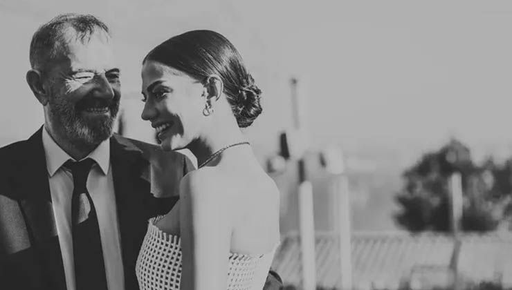 Çiçeği burnunda gelin Demet Özdemir’den babasıyla poz… Kareleri beğeni topladı