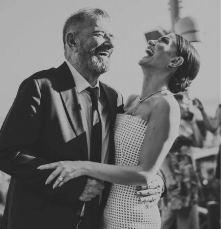 Çiçeği burnunda gelin Demet Özdemir’den babasıyla poz… Kareleri beğeni topladı