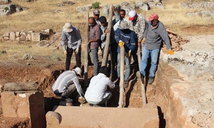 Adıyaman’da içerisinde 4 iskeletin bulunduğu bin 800 yıllık mezar bulundu