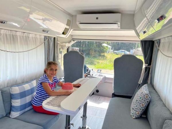 Özel halk otobüsünden akıllı karavan yaptı