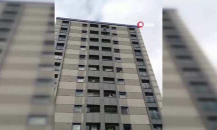 12. katında yaşayan kadın balkondan kendisini aşağıya sarkıttı