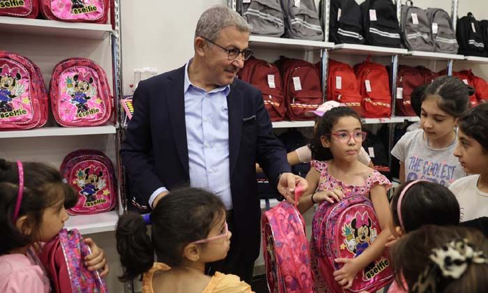 Eyüpsultan’da ihtiyaç sahibi ailelere kırtasiye desteği