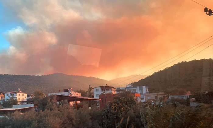 Mersin’de orman yangınına havadan ve karadan müdahale ediliyor