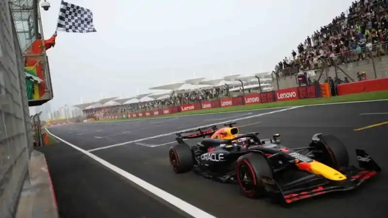 Çin’de pole pozisyonu Max Verstappen’in