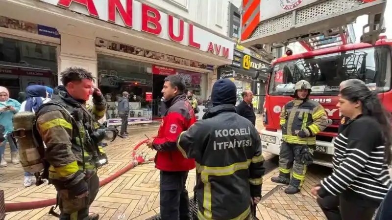 AVM’de yangın paniği AVM’de yangın paniği