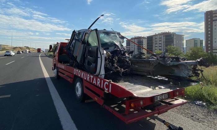 Kontrolden çıkan otomobil trafik levhasına çarptı: 1 ölü 2 yaralı