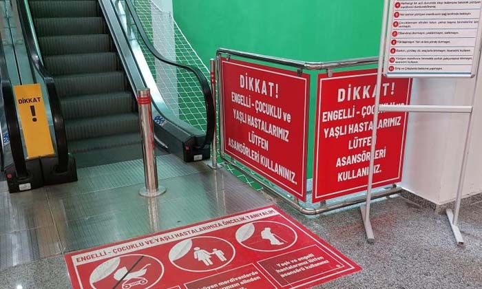 Hastanede yürüyen merdivenlerde düşen 2 kadın yaralandı