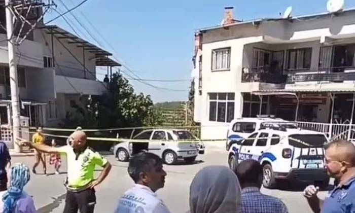 İzmir’de yolda yürüyen 4’ü çocuk 5 kişiye otomobil çarptı