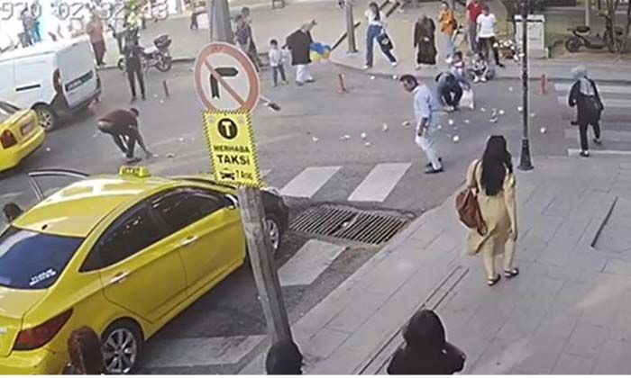 Caddede yerden 8 bin TL topladılar