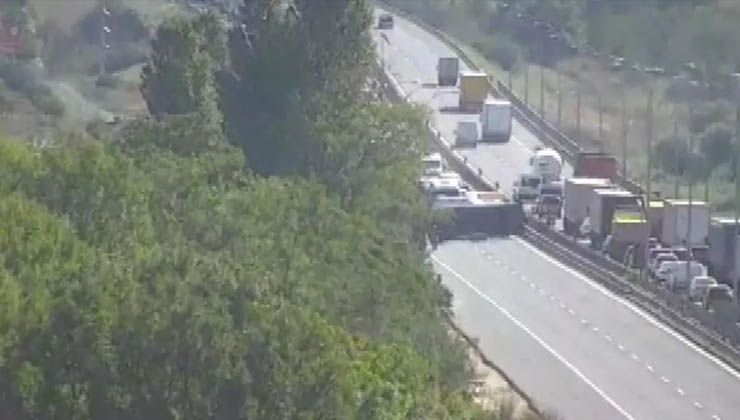 TEM Otoyolu’nda feci kaza: TIR devrildi