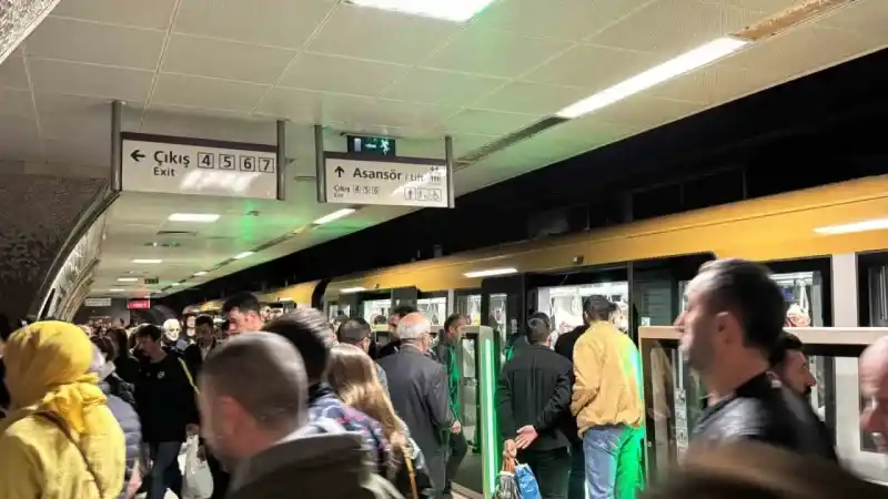 Üsküdar-Samandıra metro hattında arıza nedeniyle seferler aksadı Üsküdar-Samandıra metro hattında arıza nedeniyle seferler aksadı
