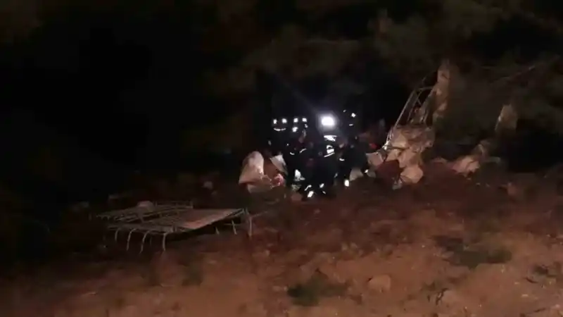 Tarım işçilerini taşıyan minibüs uçuruma düşüp yandı: 3 ölü, 18 yaralı Tarım işçilerini taşıyan minibüs uçuruma düşüp yandı: 3 ölü, 18 yaralı
