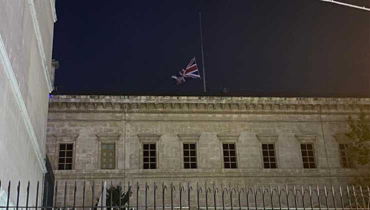 İngiltere Başkonsolosluğu’nda bayrak yarıya indirildi