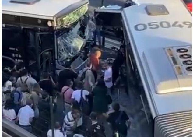 Avcılar’da iki metrobüs kafa kafaya çarpıştı, insanlar yollarda yürüdü