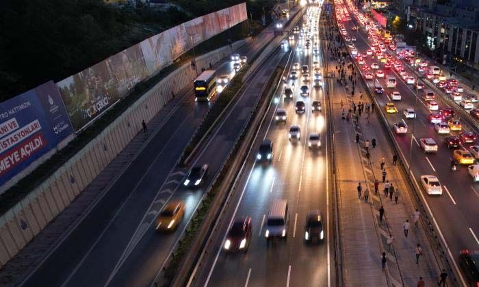 Avcılar’da iki metrobüs kafa kafaya çarpıştı, insanlar yollarda yürüdü