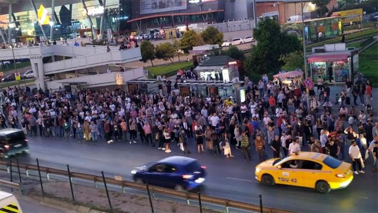 Avcılar’da iki metrobüs kafa kafaya çarpıştı, insanlar yollarda yürüdü