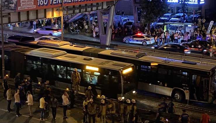 Kaza yapan metrobüsler kaldırıldı, seferler normale döndü