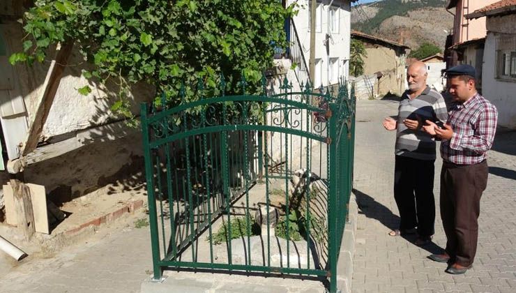 Tokat’ta yol kenarında kalan mezara mahalle sakinleri sahip çıktı