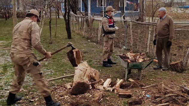 Mehmetçik, koronavirüs nedeniyle dışarı çıkamayan vatandaşların odunlarını da kırıyor