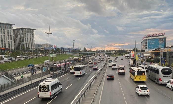 İstanbul’da okullar açıldı, trafik yoğunluğu başladı