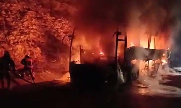 Yolcu otobüsü alev alev yandı, 18 yolcu son anda kurtuldu