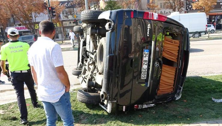 Tur minibüsü hasta nakil minibüsüne arkadan çarptı