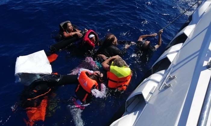 Yunanlıların ölüme terk ettiği 73 düzensiz göçmen kurtarıldı, 6’sı hayatını kaybetti