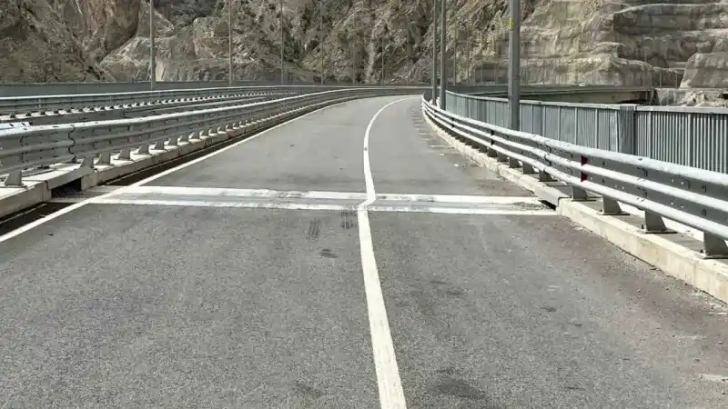 Artvin’de kayma ve çatlamaların meydana geldiği viyadük sürücüleri tedirgin ediyor