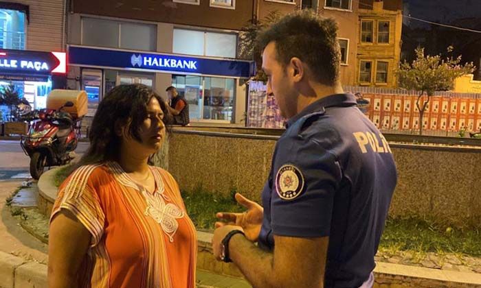 Kaldırımda 5 saat hareketsiz bekleyen kadın polisi alarma geçirdi