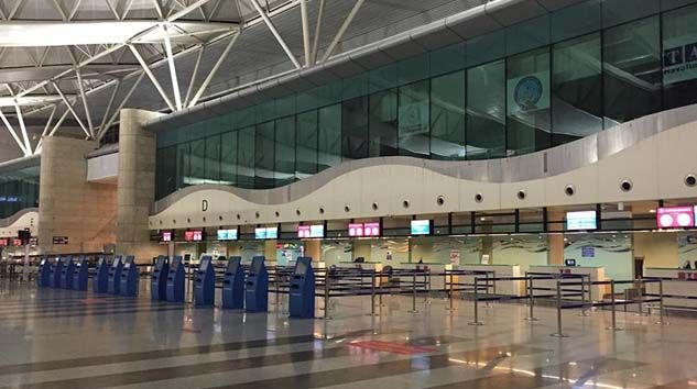 Uçak bilet satışlarına ara verilmesi nedeniyle Esenboğa Havalimanı sessizliğe büründü