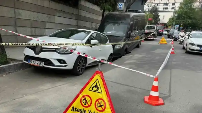 Şişli’de yol çöktü: 2 araç oluşan çukura düştü