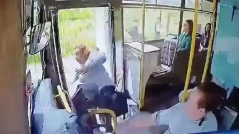 Kapısı açık otobüsten düşen kadın ağır yaralandı Kapısı açık otobüsten düşen kadın ağır yaralandı