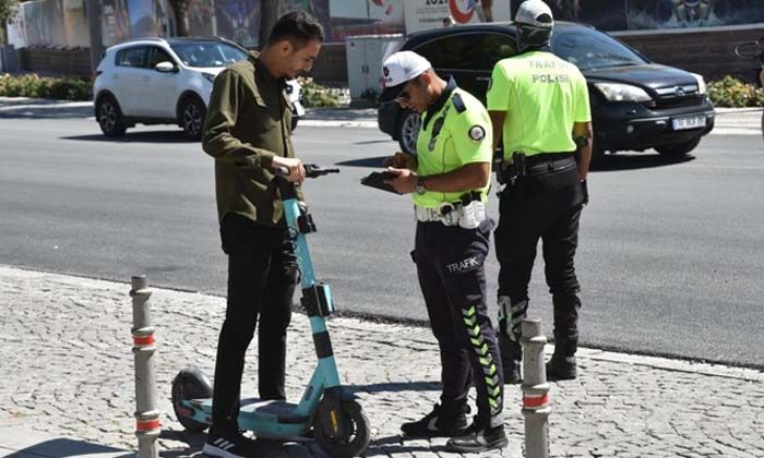 Konya’da elektrikli scooter sürücüleri denetlendi