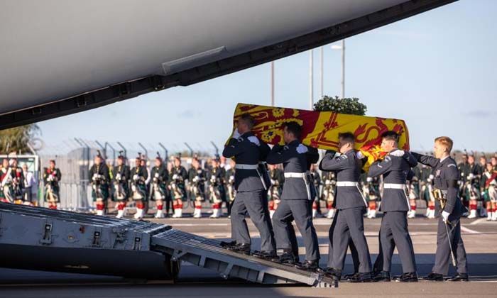 Kraliçe’nin son uçak yolculuğu 5 milyon kişi tarafından izlenerek rekor kırdı
