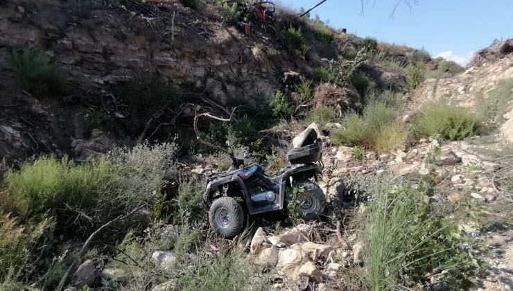 ATV turu yapan turist kadın 50 metreden düştü, eşi arkasından gidince ağaca takılı kaldı
