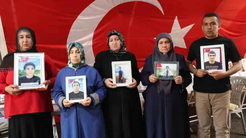 Evlat nöbetindeki ailelerin oturma eylemi aralıksız sürüyor Evlat nöbetindeki ailelerin oturma eylemi aralıksız sürüyor
