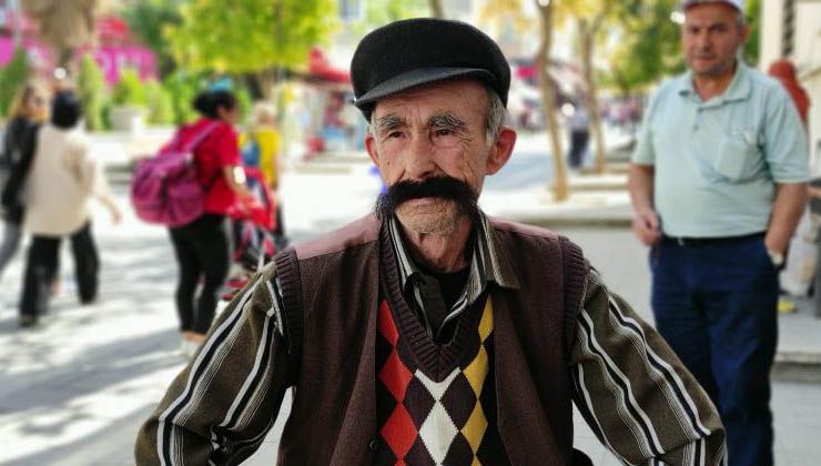 Rahim Özel bıyıklarına 38 yıldır gözü gibi bakıyor, kesmemek için bakın ne yaptı