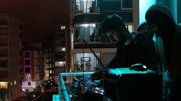 Samsun’da gençlerden evlerinde kalanlara ‘balkon konseri’