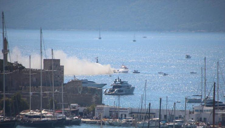 Bodrum’da korkutan yangın: Lüks motoryat, alev alev yandı