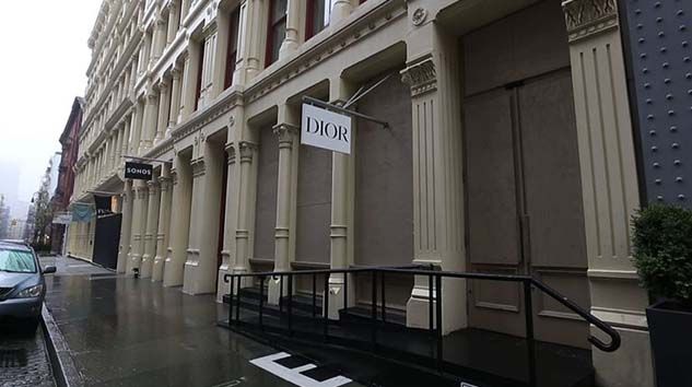 New York’ta mağazalar yağmaya karşı vitrinlerini plakalarla kapattı
