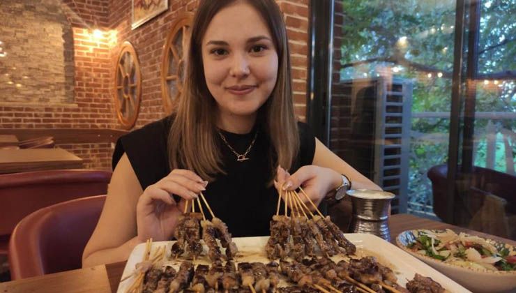 54 kiloluk genç kız, 43 dakikada 240 çöp şiş yedi