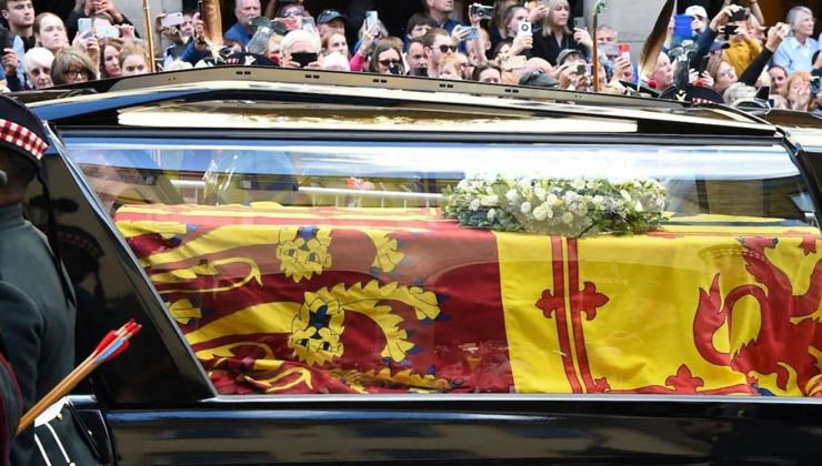 Kraliçe’nin tabutuna büyük saygısızlık!