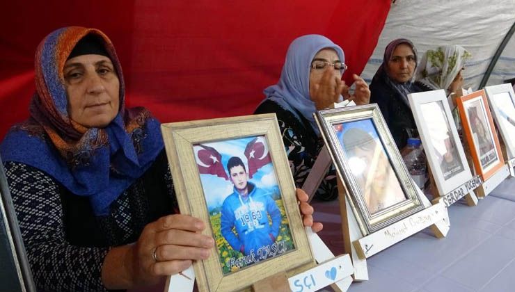 Bir oğlu şehit edilen diğeri ise dağa kaçırılan anne bin 111 gündür evlat nöbetinde
