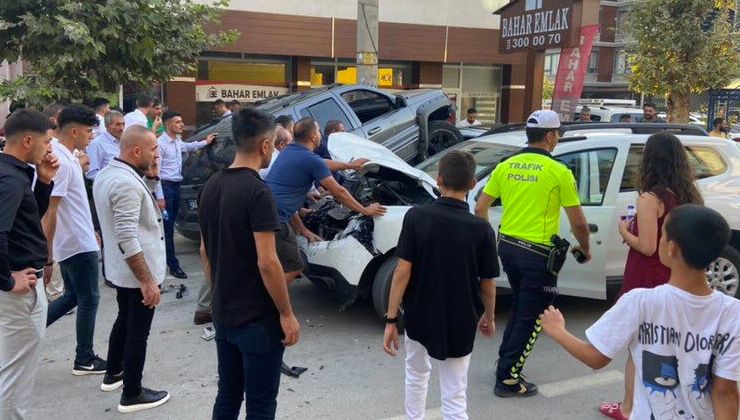 3 araca çarparak caddeyi savaş alanına döndürdü! Vatandaşlar cip sürücüsüne saldırdı