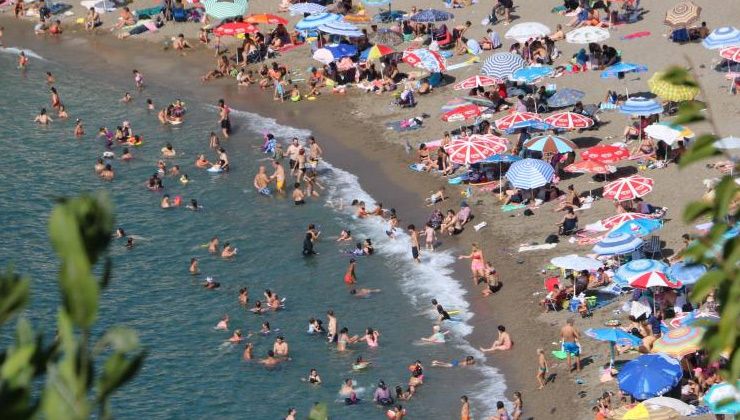 Hava sıcaklığı 30 dereceye yaklaştı, vatandaşlar plaja akın etti