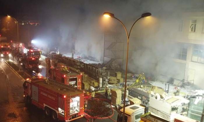 Beylikdüzü’nde yanan fabrika 14 saattir söndürülemedi