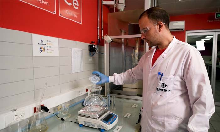 Kimpur, pet şişe atıklarından doğa dostu terlik hammaddesi üretmeyi başardı