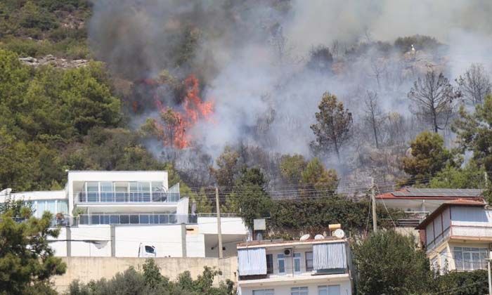 Alanya’da yerleşim yerine yakın alanda çıkan orman yangını kontrol altına alındı