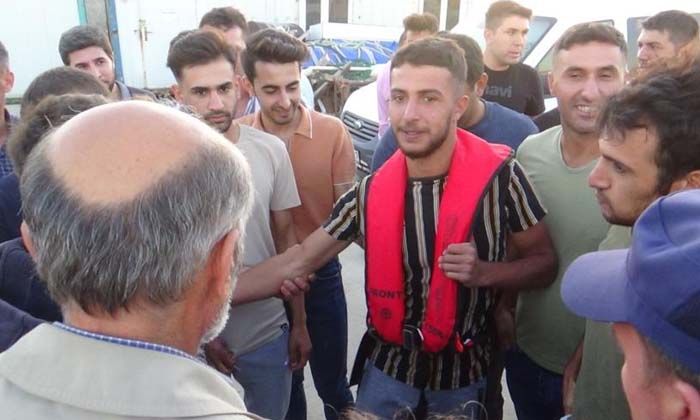 Denizde kaybolan genç 24 saat sonra sağ olarak bulundu